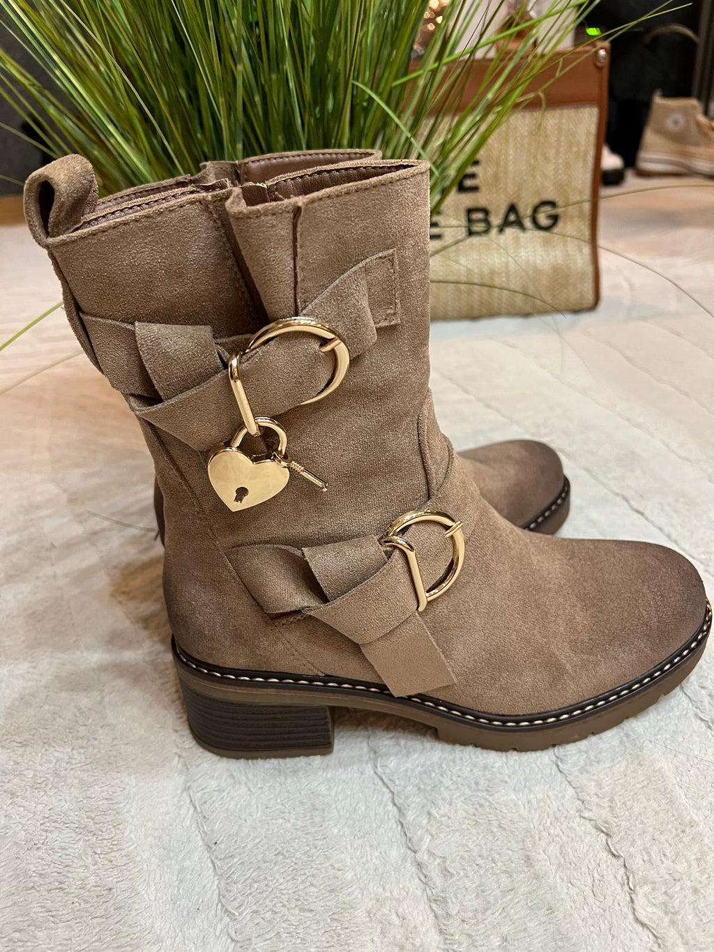 Damen Stiefeletten „Herz & Charme“ – Taupe Wildlederoptik mit goldenen Details