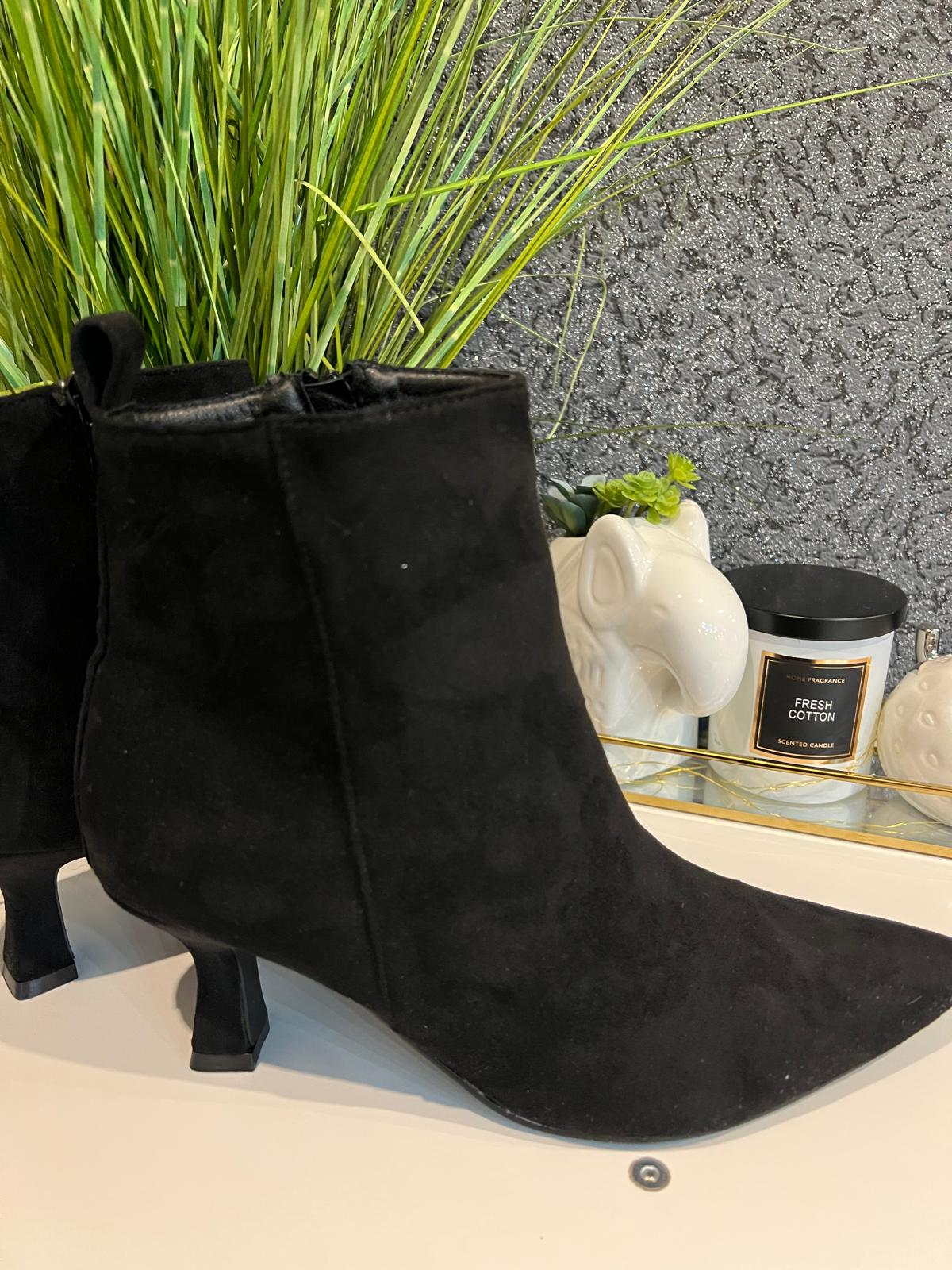 Schwarze Stiefeletten