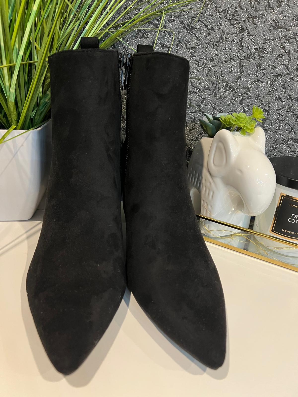 Schwarze Stiefeletten