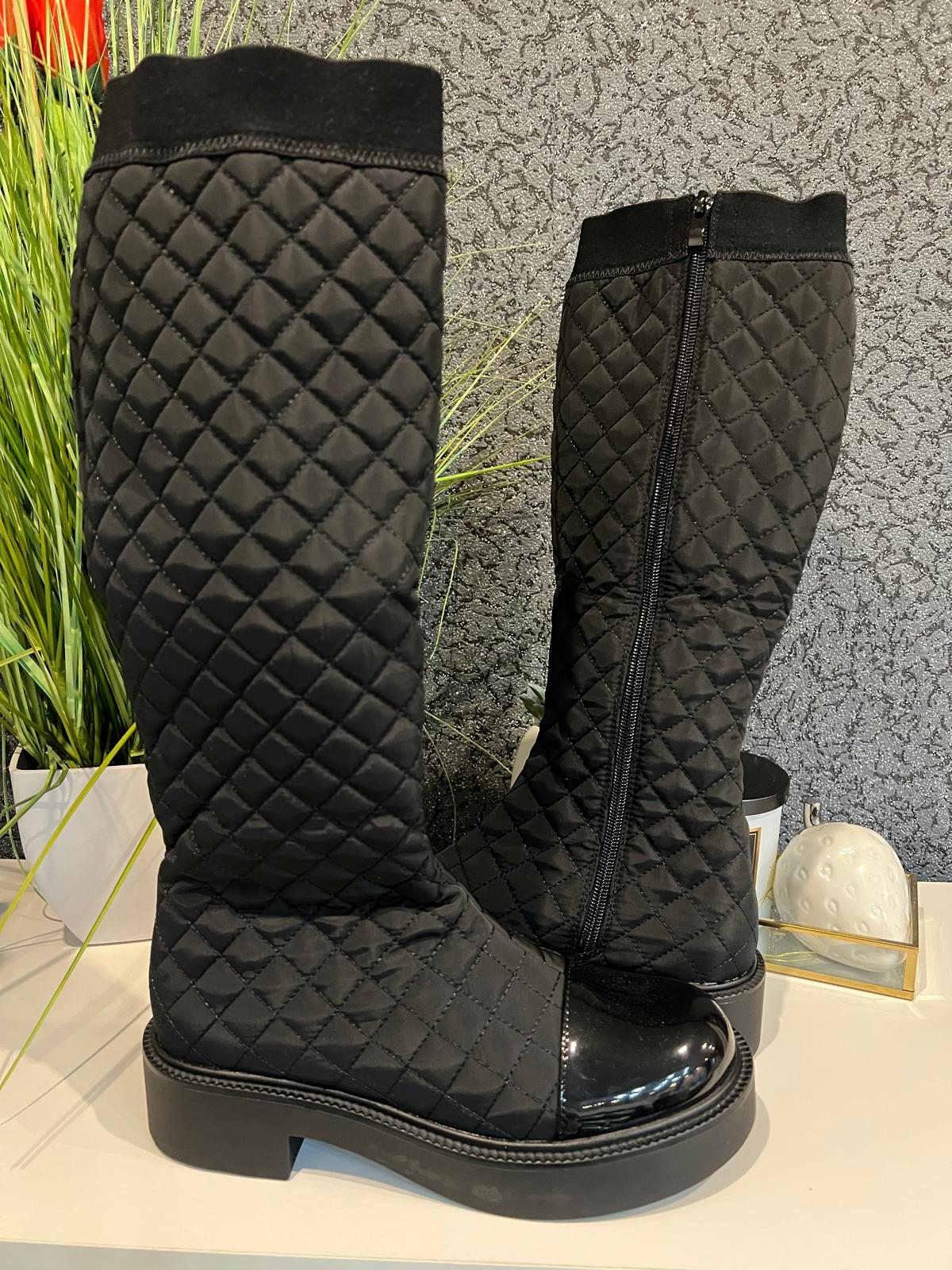 Schwarze Winterstiefel