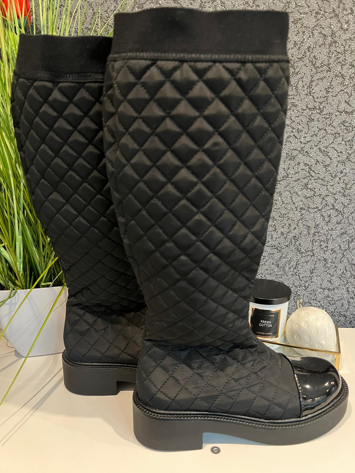 Schwarze Winterstiefel