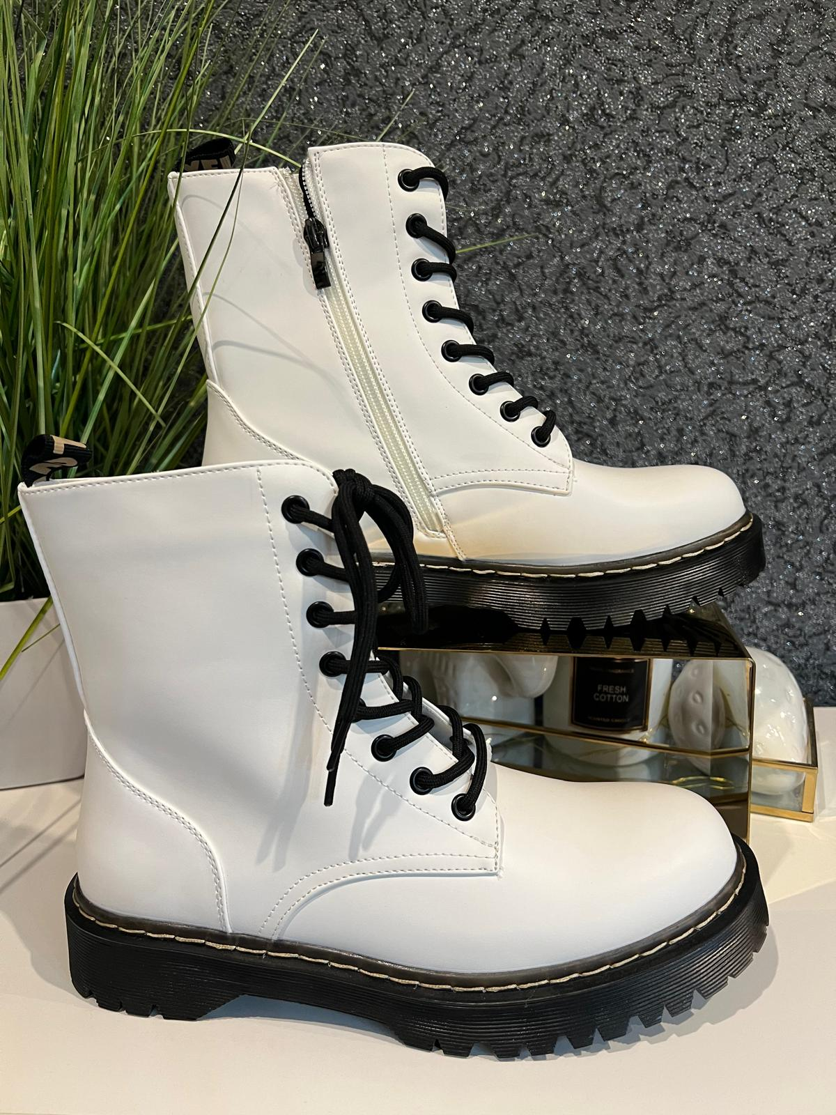Weiße Schnürboots
