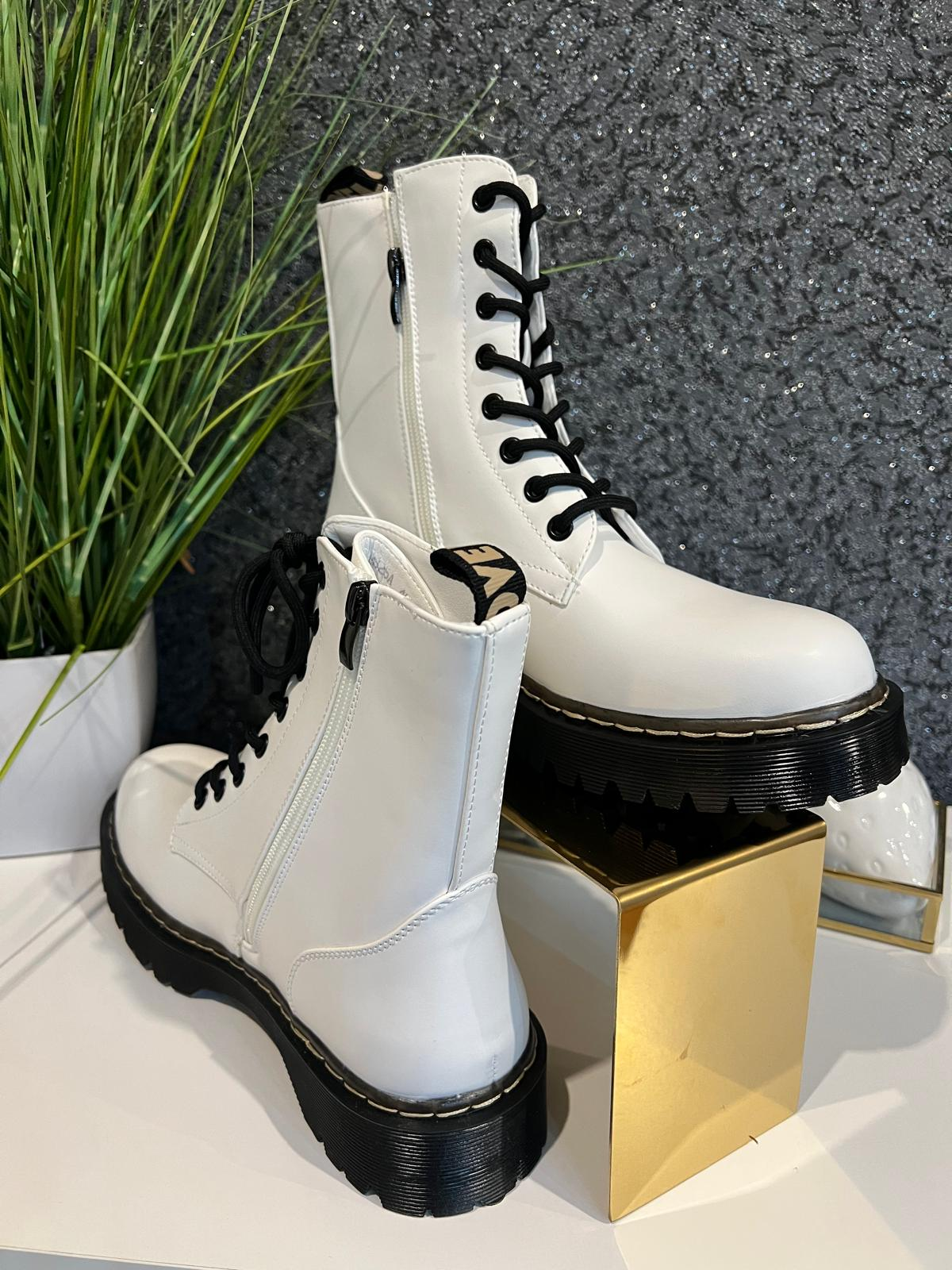 Weiße Schnürboots