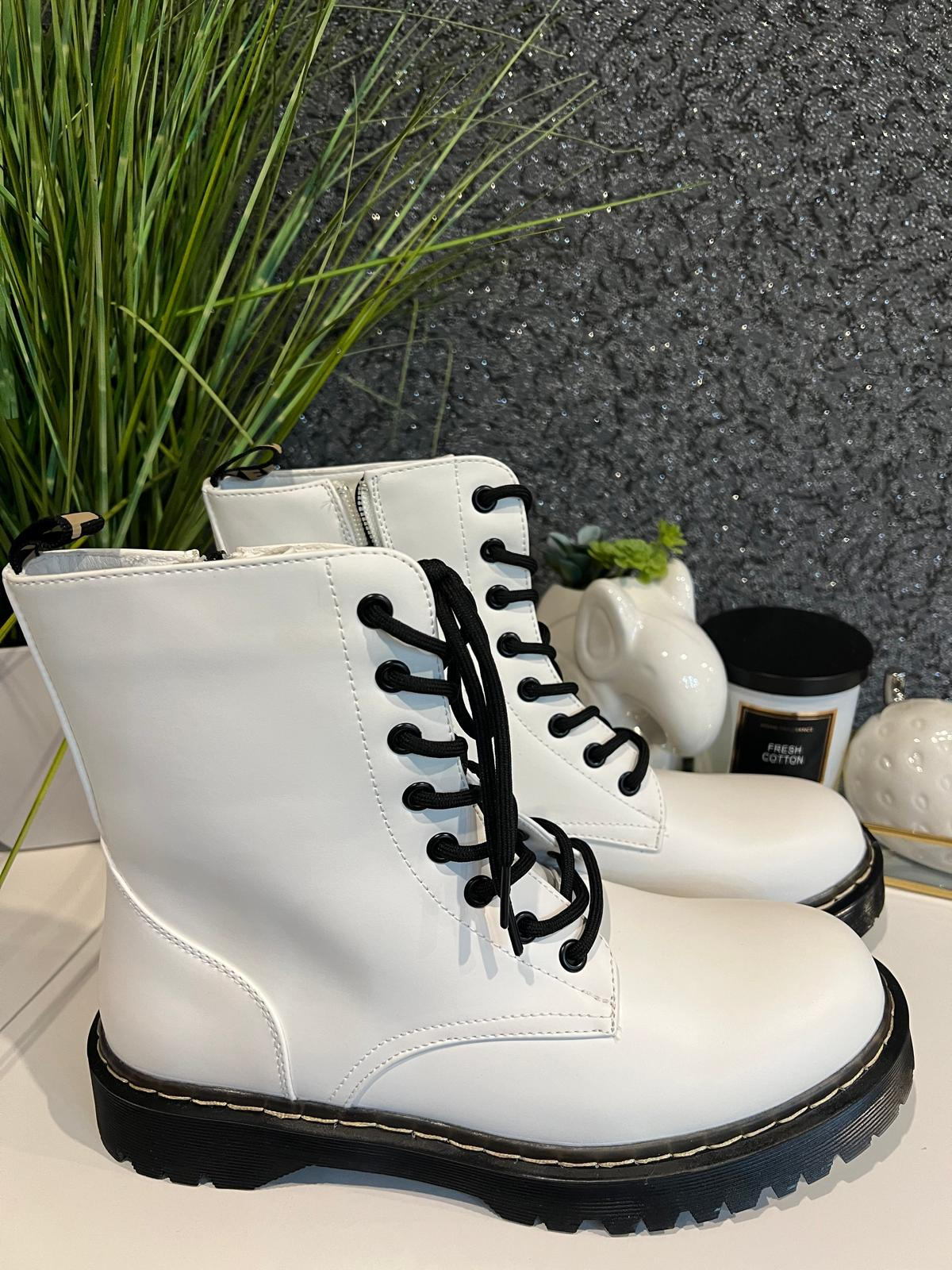 Weiße Schnürboots