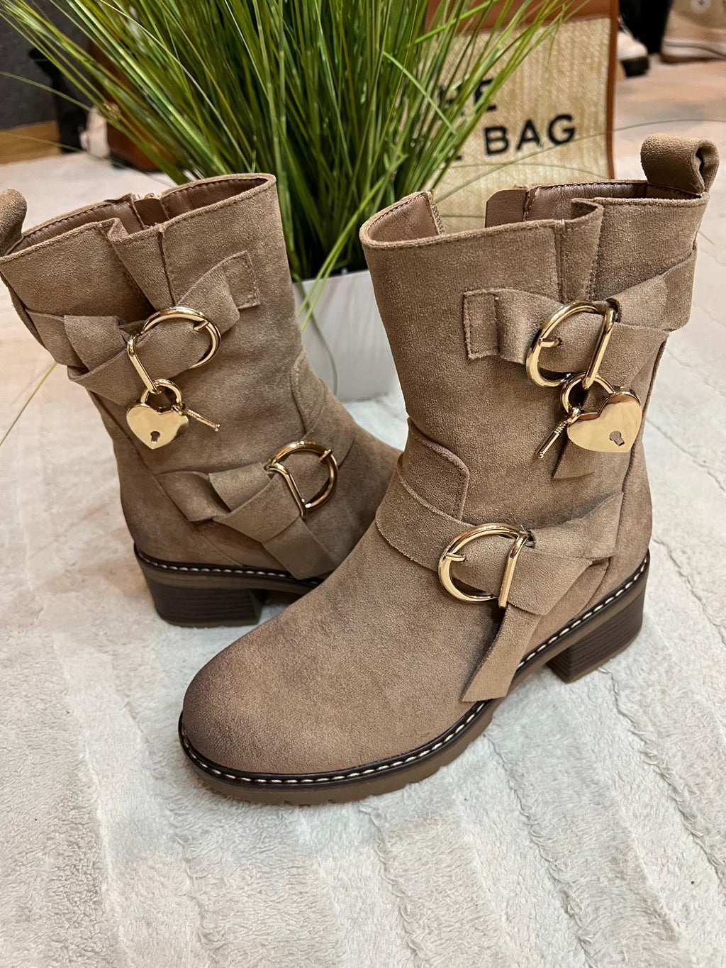 Damen Stiefeletten „Herz & Charme“ – Taupe Wildlederoptik mit goldenen Details