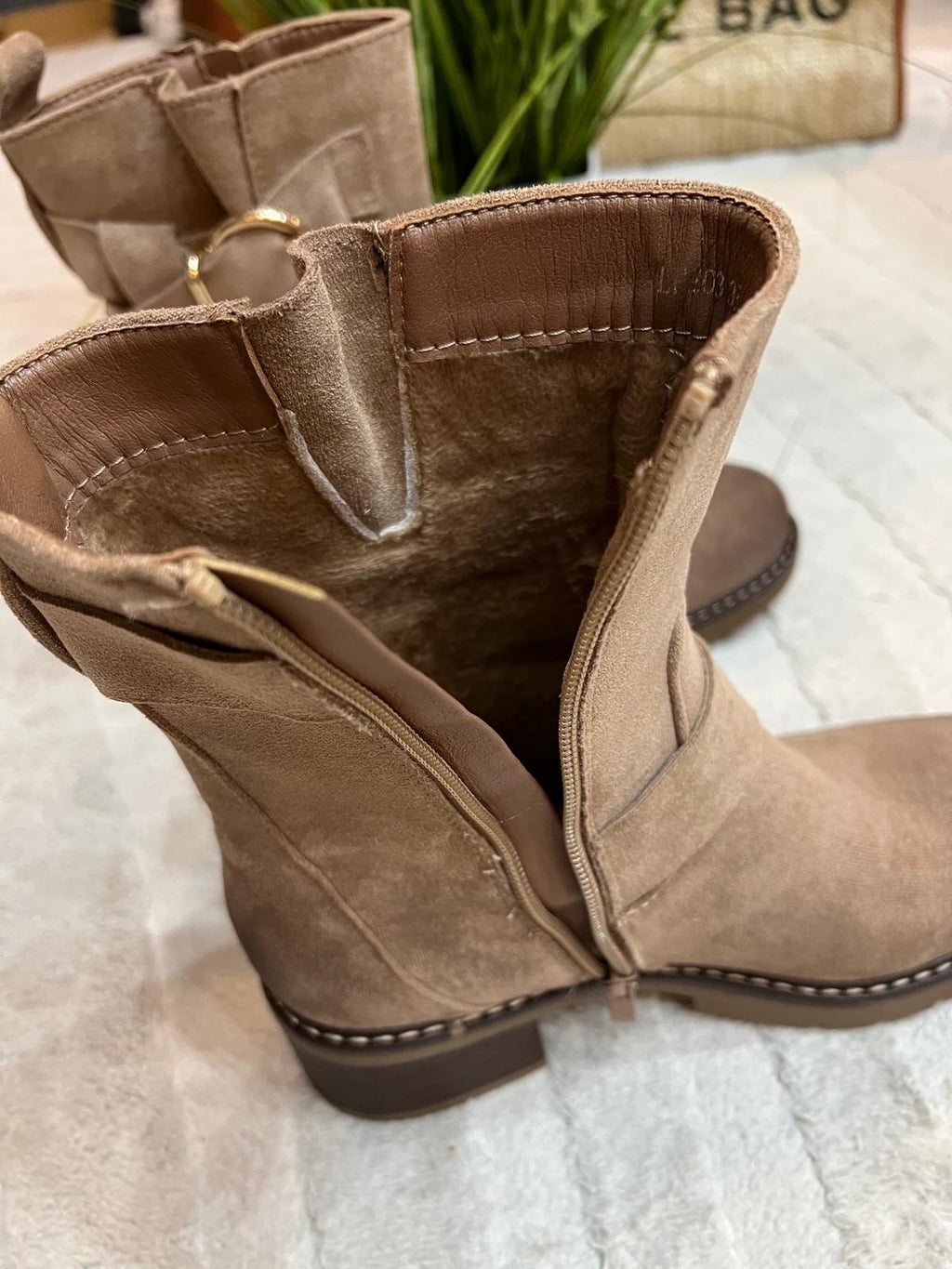 Damen Stiefeletten „Herz & Charme“ – Taupe Wildlederoptik mit goldenen Details